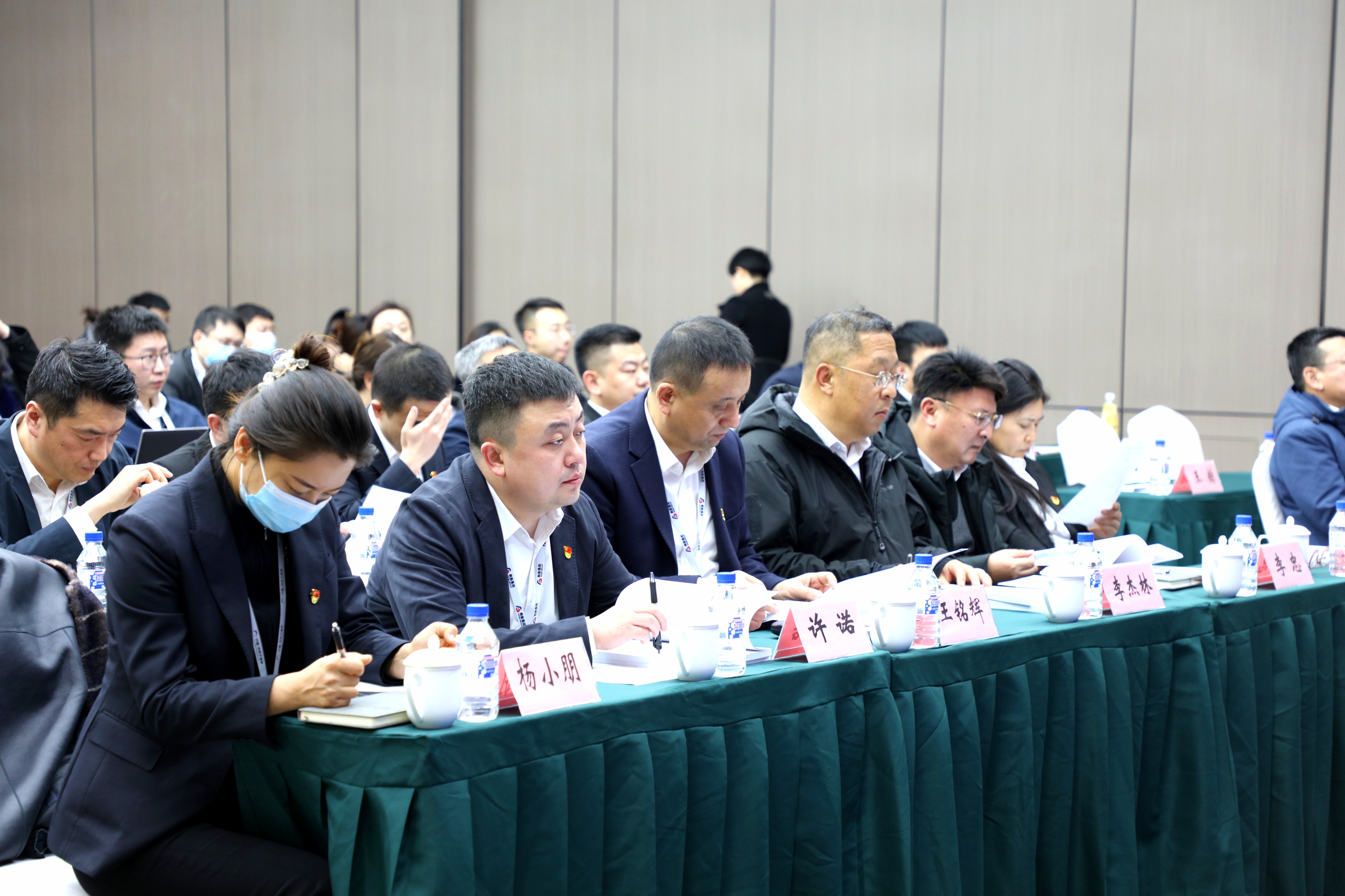 集團(tuán)舉行機(jī)關(guān)中層干部、借調(diào)和駐村干部2022年度述職測評會議