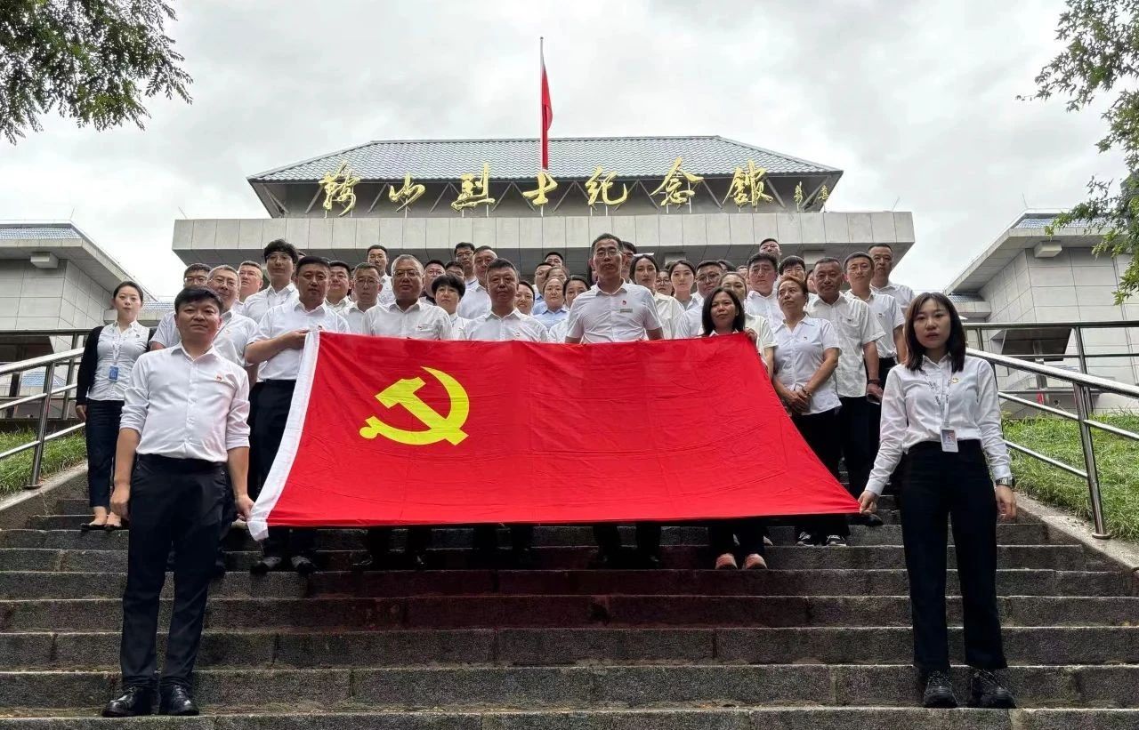 鞍勤集團(tuán)、公服集團(tuán)開展“憶初心、強(qiáng)黨性、轉(zhuǎn)作風(fēng)、建新功”慶“七·一”主題黨日活動(dòng)